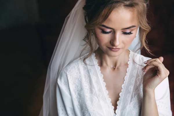 Nahaufnahme Einer Luxuriösen Braut Einem Hochzeitskleid Morgen Ihrem Inneren — Stockfoto