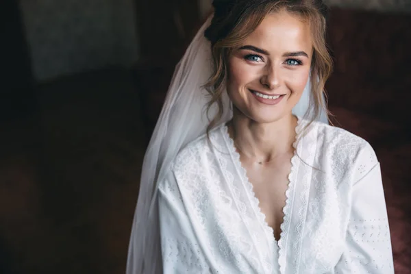 Mooie Bruid Met Luxe Make Kapsel Bruidsmorgen — Stockfoto