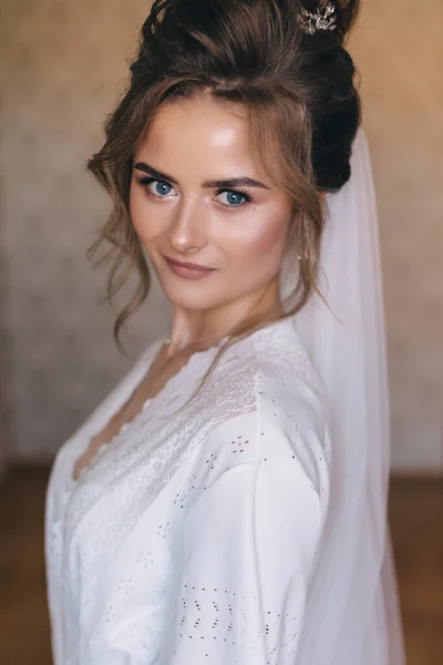 Bruid Een Witte Peignoir Met Delicate Make Haar Laatste Voorbereidingen — Stockfoto