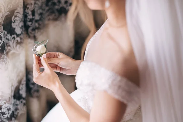 新娘手里拿着一朵白玫瑰的小红帽 等待新郎的到来 — 图库照片
