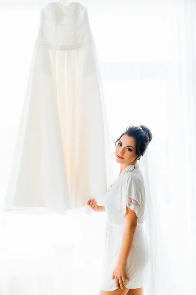 Красива Наречена Халаті Дивиться Камеру Весільна Сукня Вікно — стокове фото