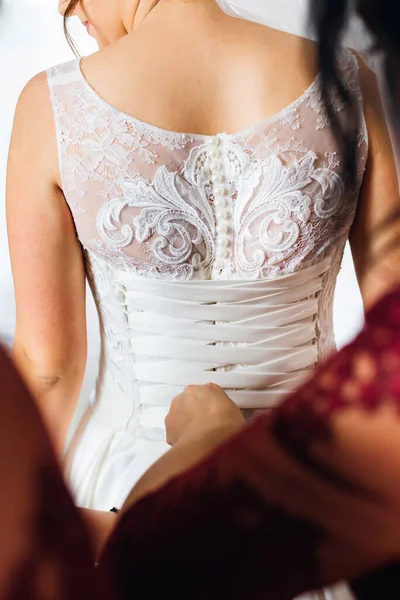 Подружки Невесты Помогают Невесте Плата Невесту Свадебное Платье Корсетом — стоковое фото
