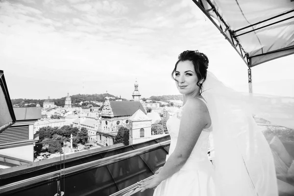 Divatos Menyasszony Erkélyen Panoráma Nyílik Városra Megcsodáló Menyasszony — Stock Fotó