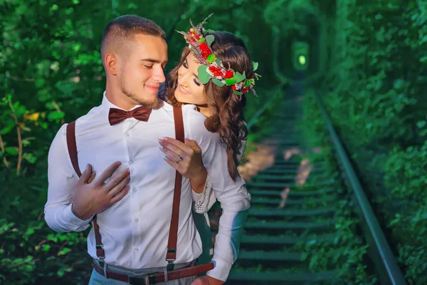 Fille Avec Une Couronne Sur Tête Étreint Gars Avec Une — Photo