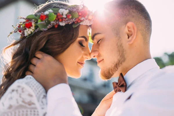 Coppia Abiti Festivi Abbracciano Chiudono Gli Occhi Ragazza Con Una — Foto Stock