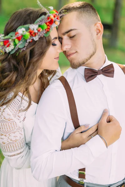 Mädchen Einem Kranz Umarmte Den Kerl Von Hinten Und Sie — Stockfoto