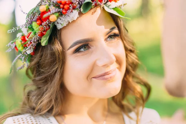 Girl Beautiful Makeup Wreath — стоковое фото