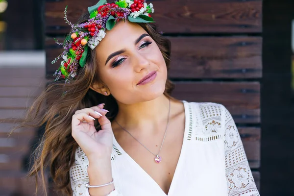 Close Girl Beautiful Make Wreath Head — стоковое фото