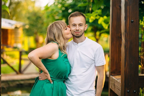 Beautiful Mother Green Dress Kissing Her Elder Son Cheek Walk — Φωτογραφία Αρχείου