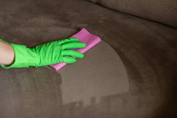 Girl Hand Green Glove Washes Sofa Pink Rag Cleaning — Stock fotografie