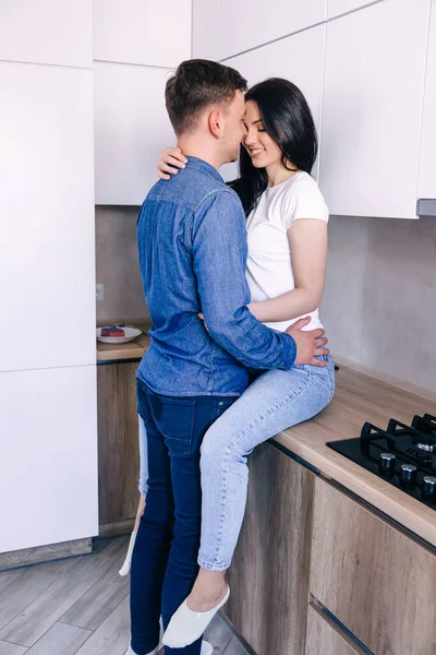 Romantický Pár Objetí Dívku Sedí Kuchyňského Stolu Chlap Políbí Ženu — Stock fotografie