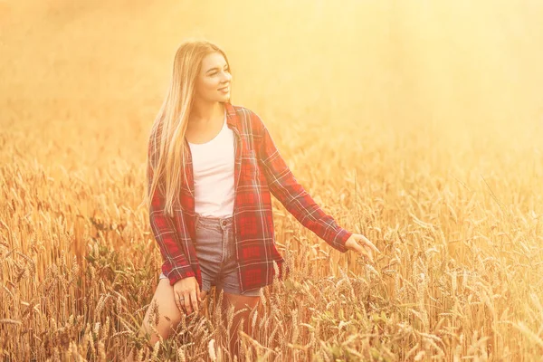 Girl Red Shirt Background Field Ripe Wheat Model Posing Warm — Stock Photo, Image