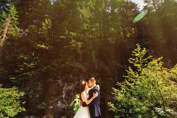 Momento Romantico Nozze Coppia Sposi Che Baciano Ritratto Guardandosi Natura — Foto Stock