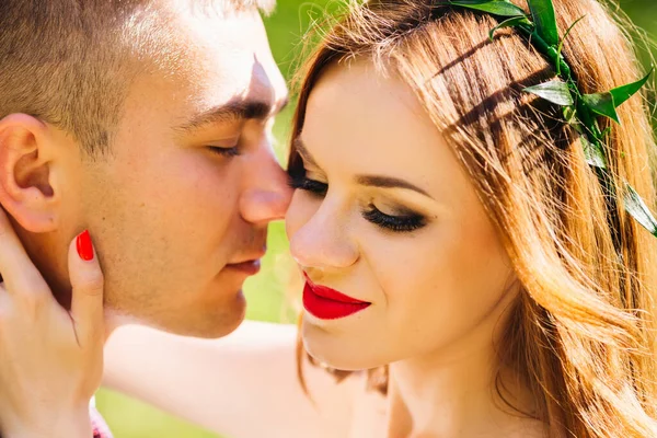 Close Wedding Portrait Groom Smiles Kisses Bride Beautiful Wedding Makeup — Fotografia de Stock