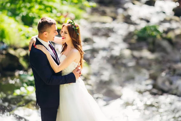 Mavi Takım Elbiseli Genç Damat Uzun Beyaz Elbiseli Kıvırcık Saçlı — Stok fotoğraf