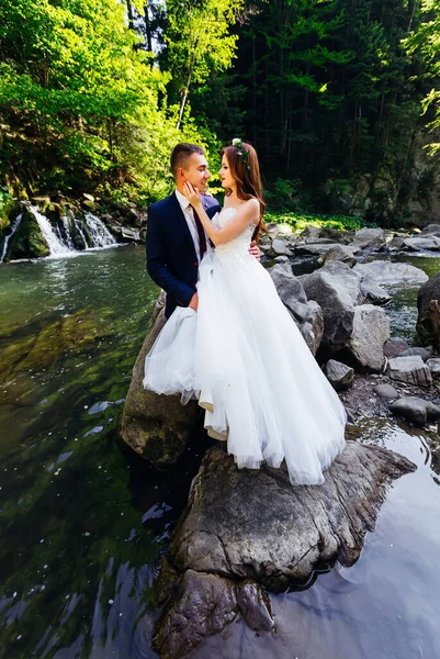 Newlyweds Sitting Stone River Background Green Trees — Stockfoto