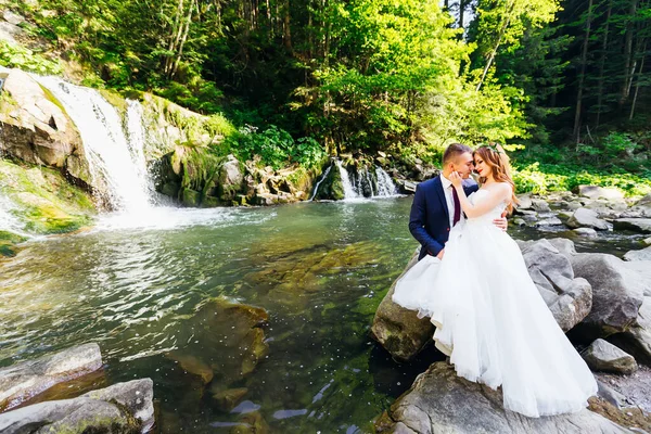 Newlywed Couple Bank Mountain River Wedding Mountains Groom Gently Holds — Fotografia de Stock