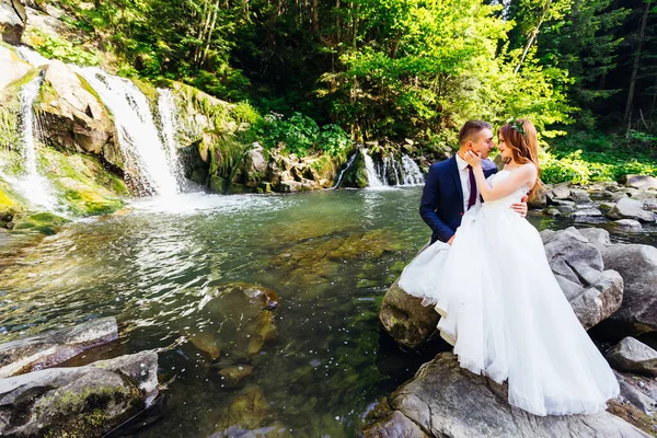 Bride Groom Sitting Stone Middle Mountain River Forest Wedding Forest — Stockfoto