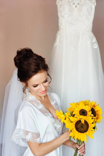 Nevěsta Drží Ruce Kytici Slunečnic Ráno Nevěsty Dívka Účesem Krásným — Stock fotografie