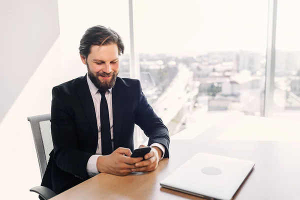 Happy Businessman Using Telephone Mobile Corporate Applications Workplace Sending Sms — Stok fotoğraf