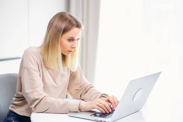 Thoughtful Serious Young Girl Freelance Student Working Laptop Looking Computer — Zdjęcie stockowe