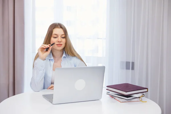 Pensive Girl Room Works Laptop Thinks New Ideas Pen Woman —  Fotos de Stock