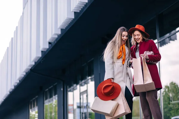Girl Friends Showing Purchases Bags Shopping — Fotografia de Stock