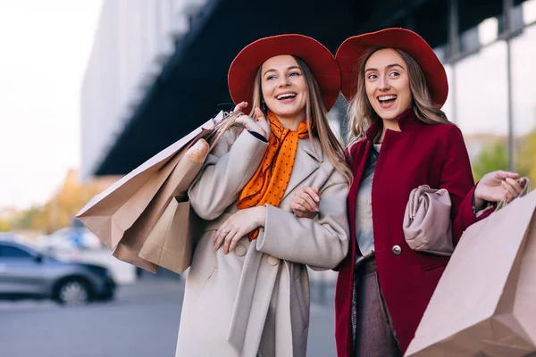 Sale Happy Young Women Shopping Bags Walking City Street — стоковое фото