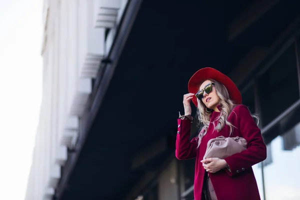 Beautiful Young Woman Sunglasses Holding Shopping Bags Street —  Fotos de Stock