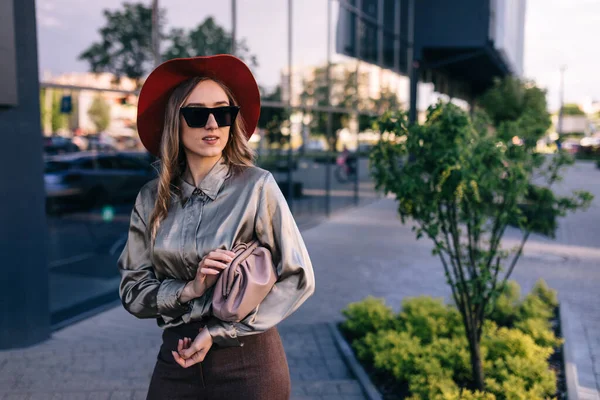 Mooie Jonge Vrouw Wandelen Stad — Stockfoto