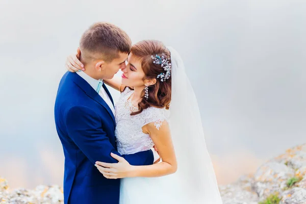 Newlyweds Lean Heads Closed Eyes River Bank Close — Stockfoto