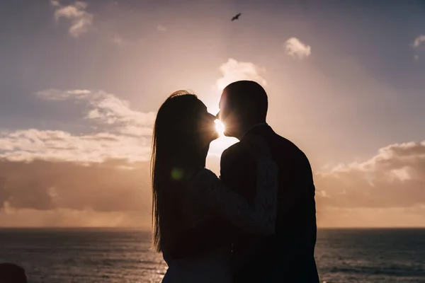 Silhouettes Kissing Newlyweds Sunset Ocean Background Close — 스톡 사진