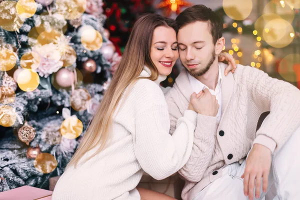 Primer Plano Pareja Enamorada Con Los Ojos Cerrados Fondo Del — Foto de Stock