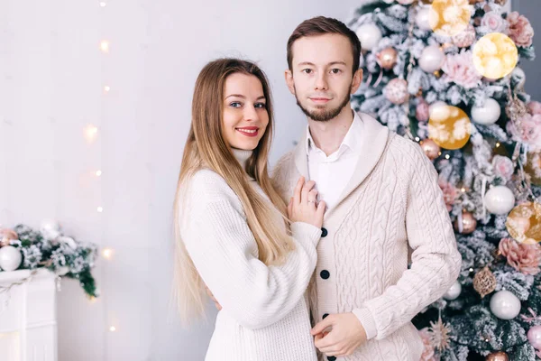 Casal Apaixonado Camisolas Malha Branca Fundo Árvore Natal Abraços Olhar — Fotografia de Stock