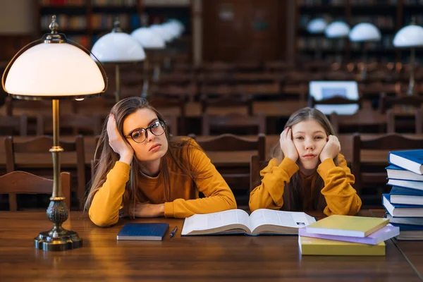 Hora Del Examen Hermanas Chicas Atormentadas Estudian Juntas Biblioteca Están — Foto de Stock