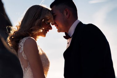 Yeni evlilerin yakınları gözlerini kapattılar ve ellerini arka planda tuttular. Gülümse.