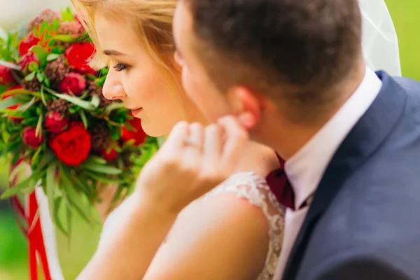 Profil Nygifta Brudgummen Kramar Bruden Bröllopsbukett — Stockfoto
