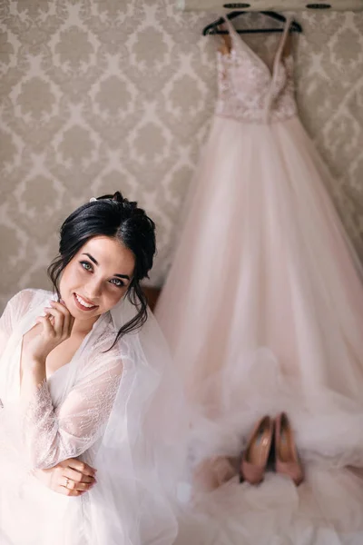 Gaun Pengantin Yang Indah Pengantin Berpose Depan Gaun Pengantinnya Pengantin — Stok Foto