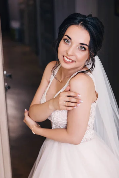 Nişan Töreninden Önce Beyaz Gelinlik Giymiş Genç Bir Kadın Kameraya — Stok fotoğraf