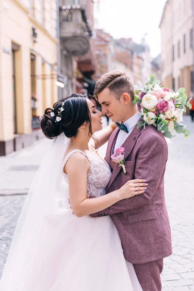 Eine Schöne Frau Und Ein Mann Einem Hochzeitskleid Mit Einem — Stockfoto