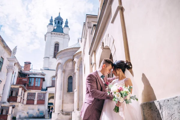 Hermosa Boda Pareja Recién Casados Abrazando Cerca Edificio Antiguo Momento —  Fotos de Stock