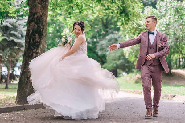 Recién Casados Enamorados Están Bailando Juntos Una Calle Ciudad Día —  Fotos de Stock