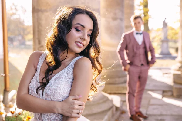 Casal Feliz Passar Tempo Juntos Após Cerimônia Uma Bela Casa — Fotografia de Stock