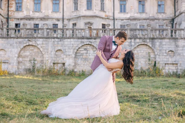 Stilvoller Bräutigam Und Süße Braut Küssen Sich Park Freien Porträt — Stockfoto