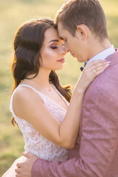 Romantisches Brautpaar Umarmt Und Küsst Sich Bei Sonnenuntergang Auf Einem — Stockfoto
