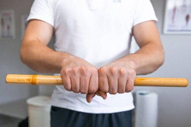 Terapist acıyı tedavi etmek için bambu çubuğu kullanıyor..