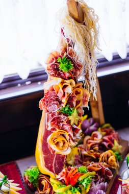 Farklı et ve peynir çeşitleriyle ayakta duruyoruz. düğün resepsiyonu.