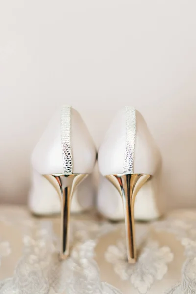Białe Ślubne Buty Dla Kobiet Wysokie Obcasy Widok Tyłu — Zdjęcie stockowe