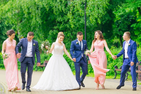 Vőlegény Menyasszony Séta Násznagy Koszorúslány Parkban — Stock Fotó