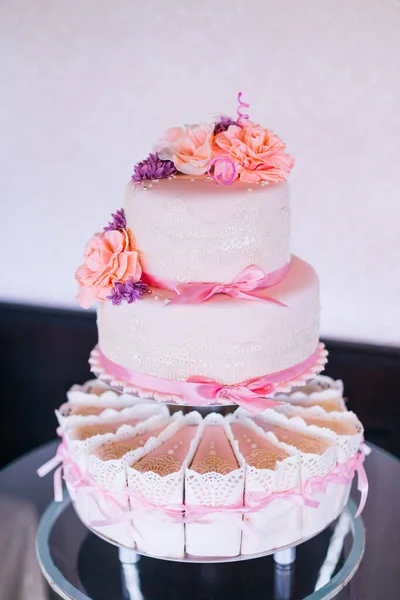 在餐馆的摊位上摆着漂亮的结婚粉红蛋糕 — 图库照片